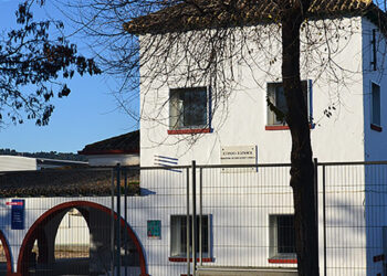 El alcalde desprecia a los niños y niñas de Toledo con comida en mal estado y castigos en plena ola de calor dentro del campamento urbano